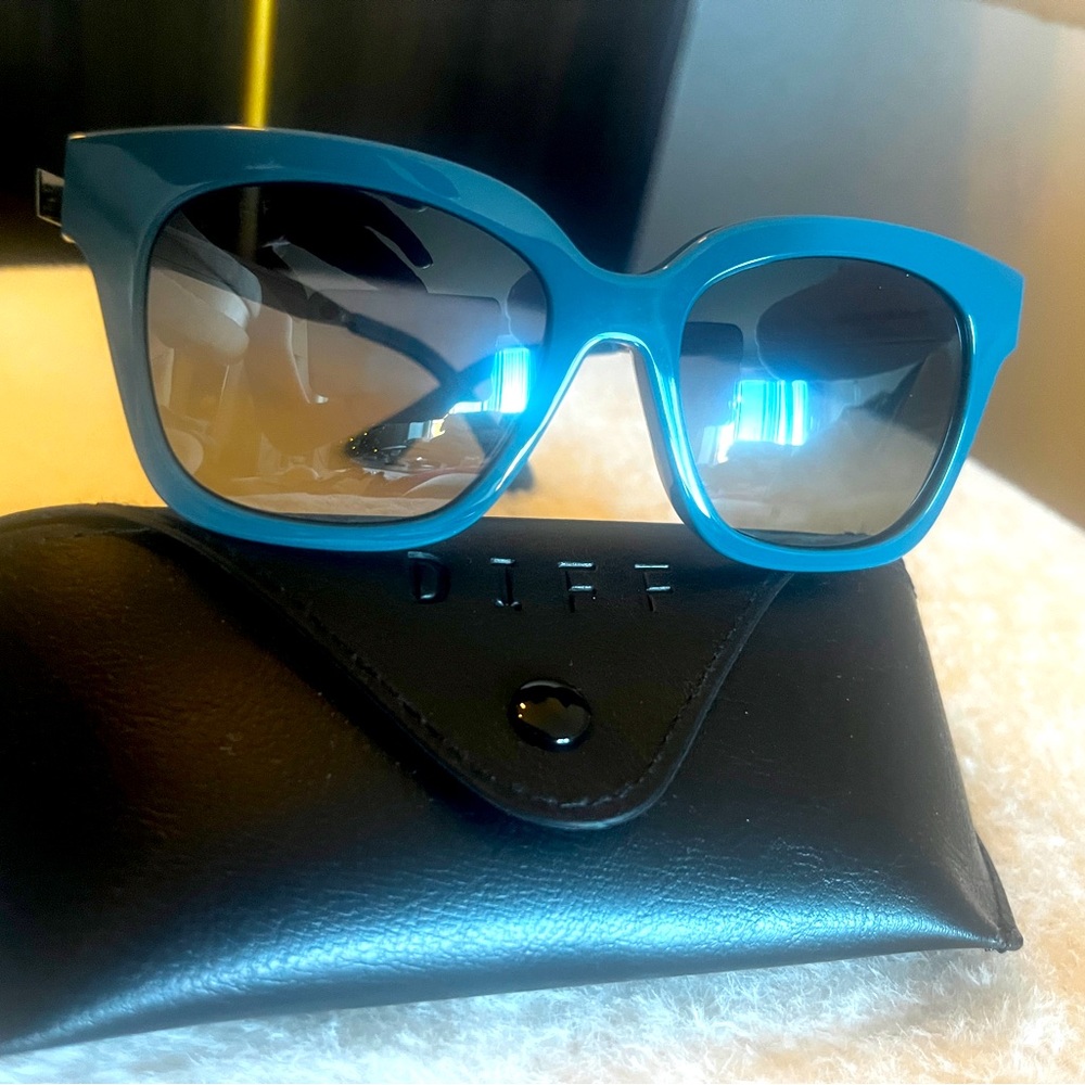 NWOT Blue DIFF Sunglasses XS
